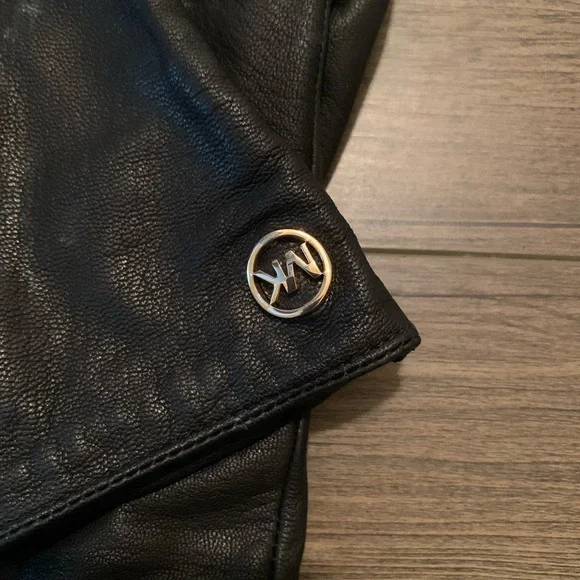 MICHAEL KORS Elegant Touch Tip Black Leather Gloves - Picture 4 of 8